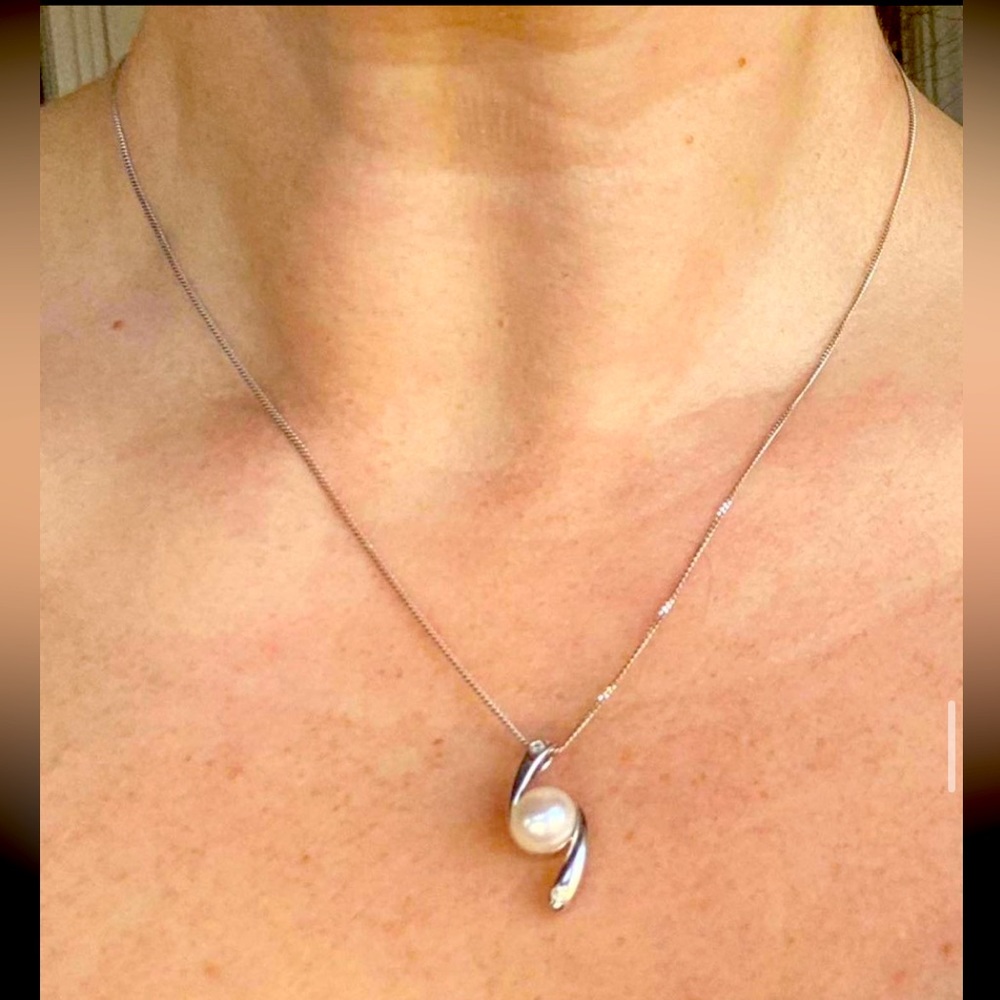 Real 10k white gold diamond and Pearl necklace